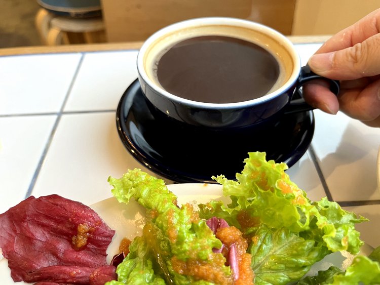 ドリンクはコーヒーをチョイス。フレンチプレスで落としたトゥデイズコーヒーは朝の2時間限定で提供する。