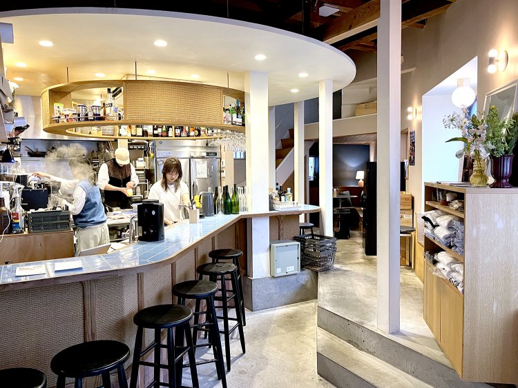 キッチンと客席を隔てる曲がりくねったカウンターがまるで小川のようで面白い！