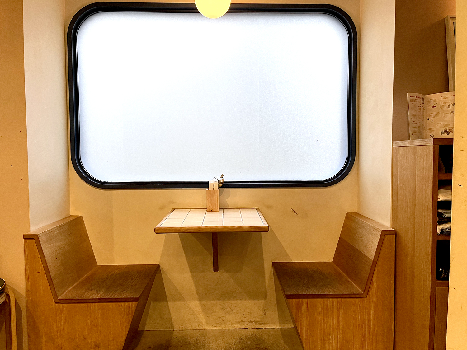 大きな窓とベンチシートがまるで電車のボックス席みたい。