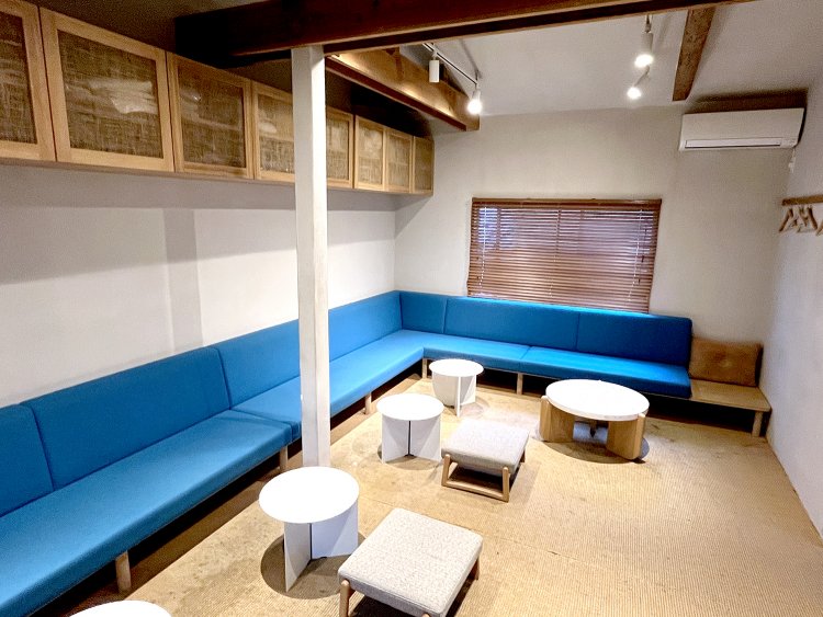 ゆったりとした2階はカフェタイム以降に解禁となる。