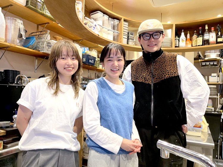 マネージャーの後藤風花さん（中央）、スタッフの渡辺生海さん（左）と荒木海渡さん（右）。