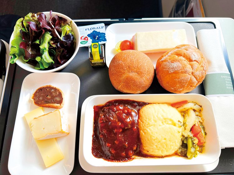 食事は3種類から選べ、スイスの地方料理もある。