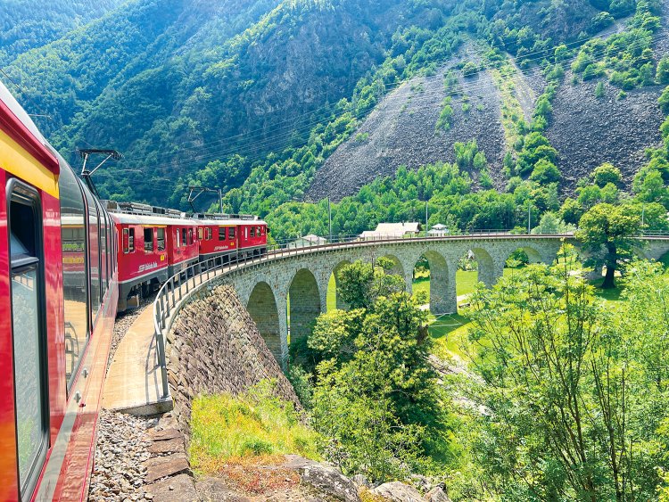 「ベルニナ・エクスプレス」は景色が流れる、大きすぎるくらいの窓が特徴。連続する橋、ループ線を走る様子などもしっかり楽しめる。この展望パノラマ列車は2023年に50周年を迎えた。