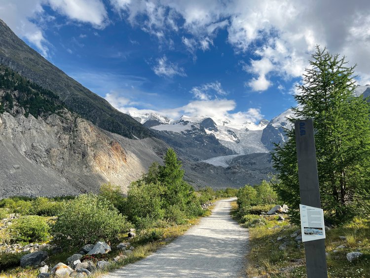 1878年から計測されているモルテラッチ氷河。氷河の先端がどこまであったのか、年代の案内板が立っている。ハイキングしながら、年々後退していく様子を知ることができる。