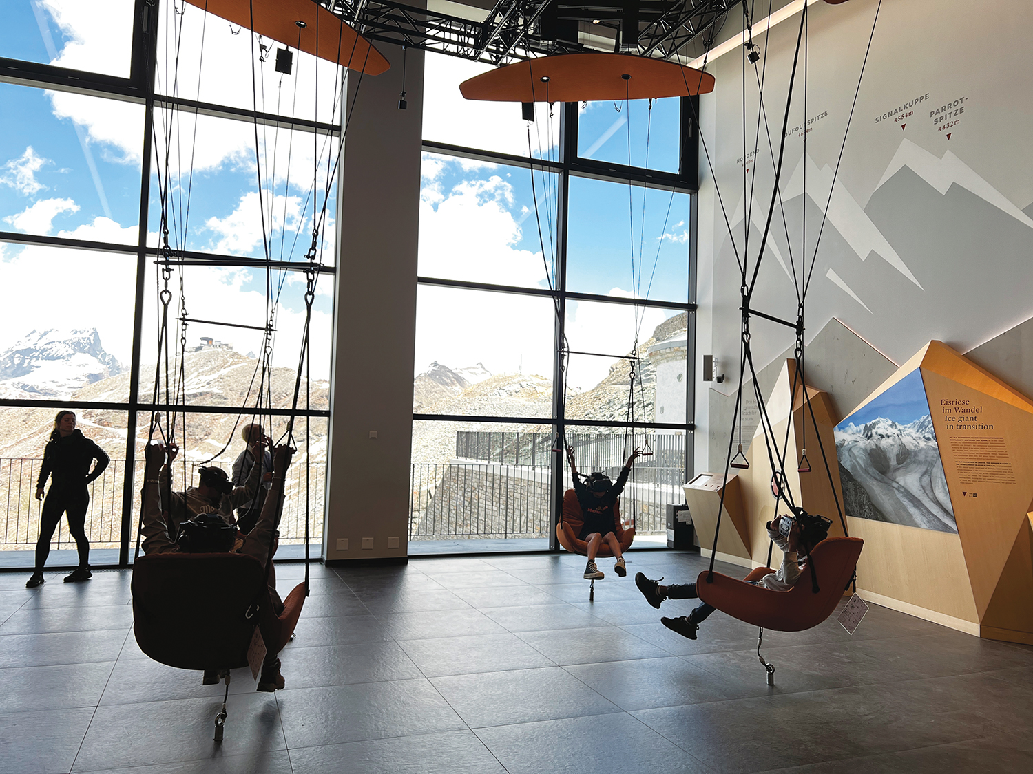 ゴルナーグラート駅のそばに立つ展示館『ズーム・ザ・マッターホルン』のVRで仮想飛行を。