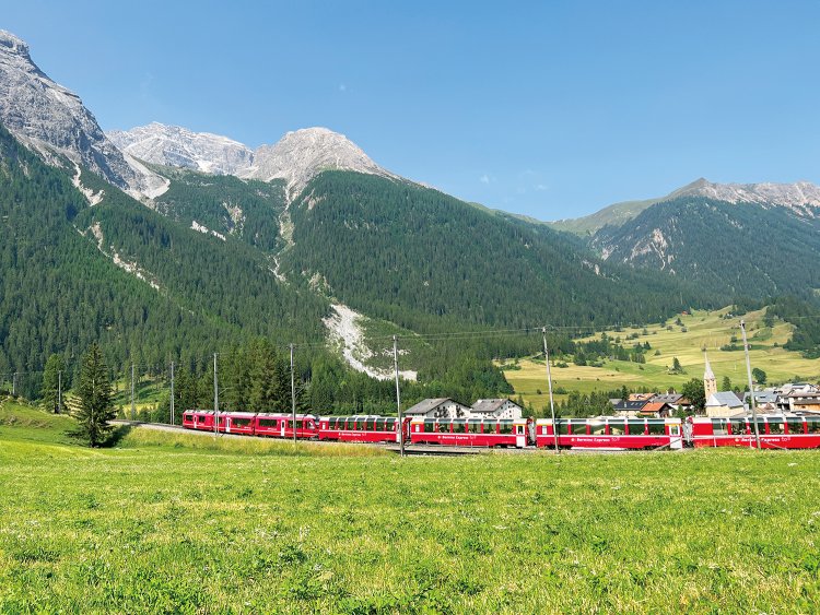レーティッシュ鉄道ベルニナ線・アルブラ線を走る「ベルニナ・エクスプレス」。