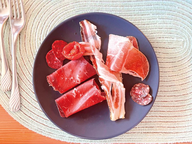 ホテル ヴァルドハウスの夕食から。ラクレットが食べられるチーズデーにあたって、にんまり。ジャガイモに絡めていただく。ドライビーフもヴァレー州を代表する特産品。