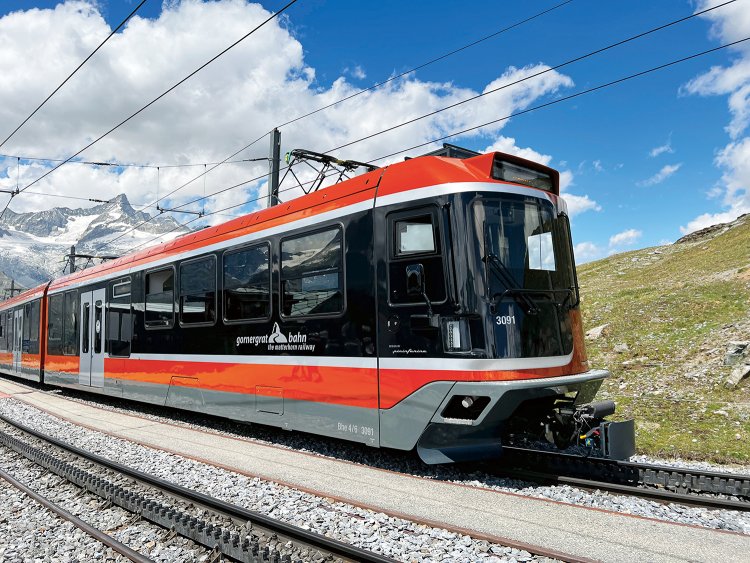 ツェルマットからゴルナーグラート鉄道で上るときは、右側に座ろう。車窓にマッターホルンがどんどん迫ってくる。