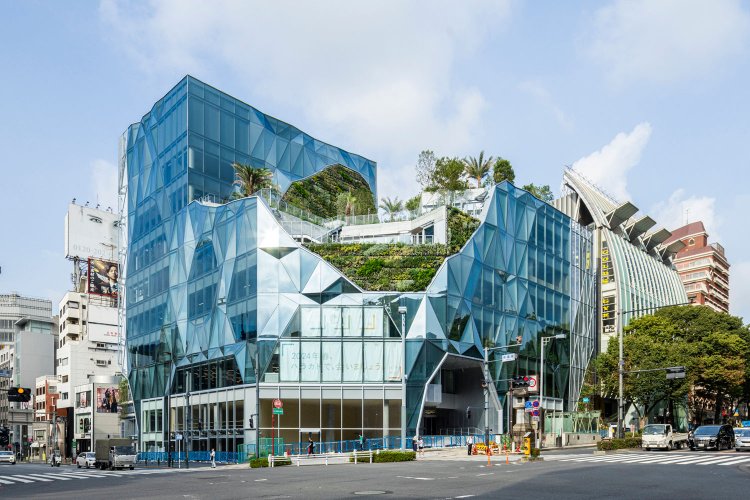 外装は「KNIT DESIGN（まちを編む）」がコンセプト。外装や屋上デザインは建築家の平田晃久氏。