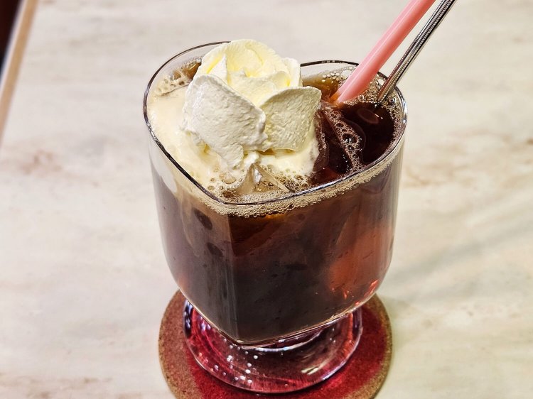 アイスウィンナーコーヒー650円（単品）、セットの場合は550円。