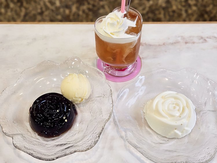 黒薔薇 600円（左下）、白薔薇 600円、アイスウィンナー紅茶（単品650円 、セットは550円）。