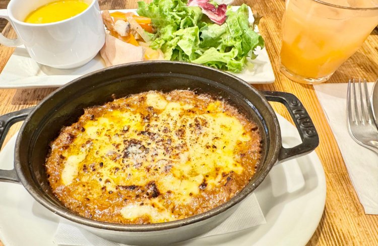 ランチセットでいただく、熱々のチキンカレードリア1200円。こんがりと焼き色のついたチーズの香ばしさとスパイシーなカレーがたまらない！