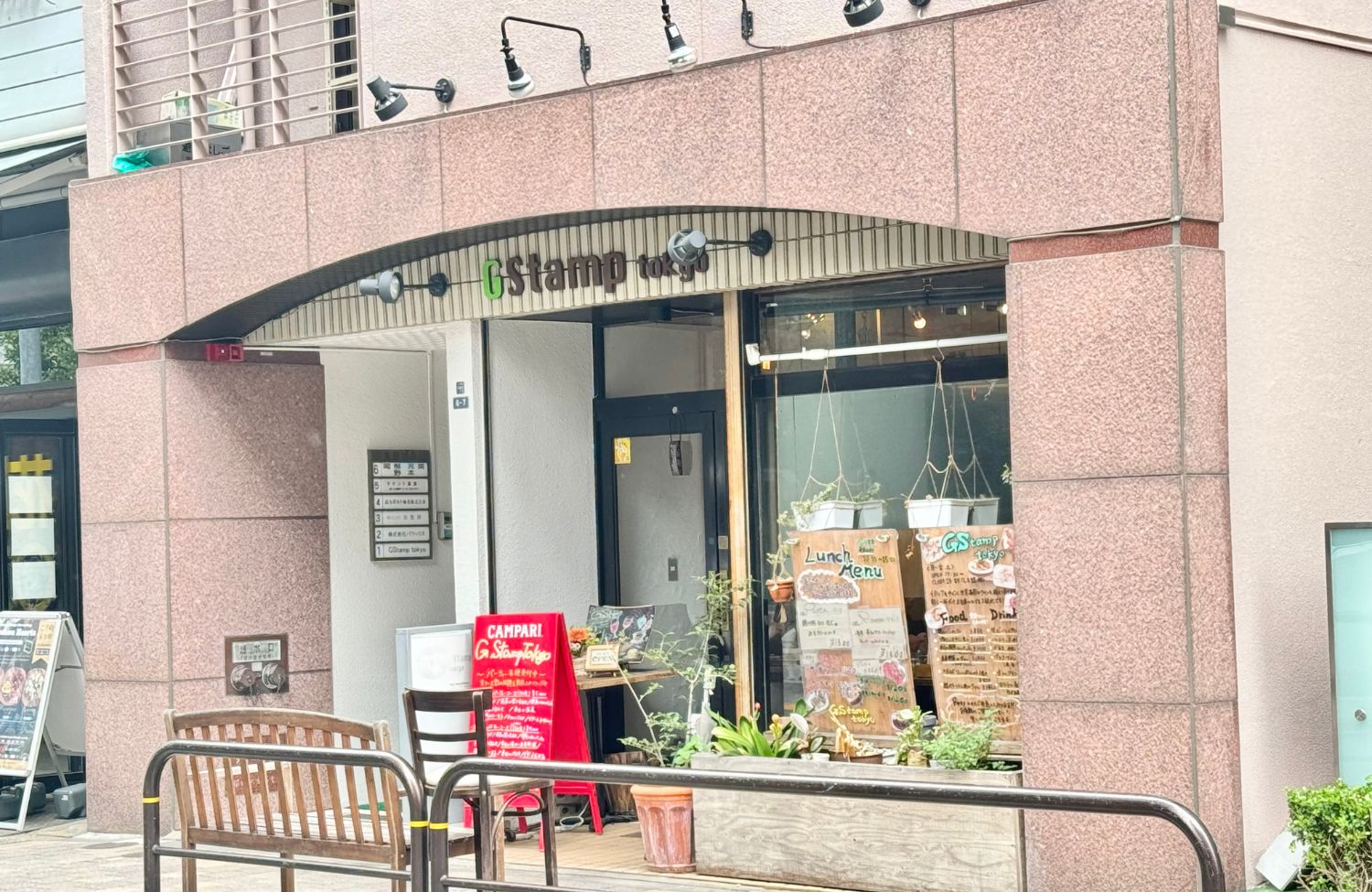 東京都心のオフィス街一角にあるレストラン。
