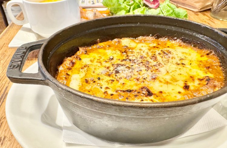 熱々でいただけるランチセットのチキンカレードリア1200円。