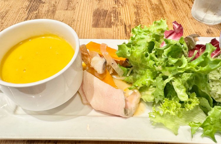 まずは前菜とスープ、サラダのプレートが運ばれてきた。