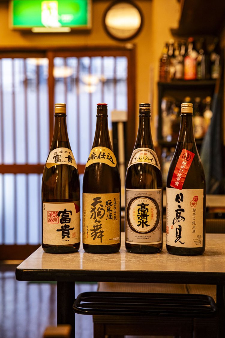 日本酒は定番の「富貴」や「高清水」など、約15種。1合390円～。