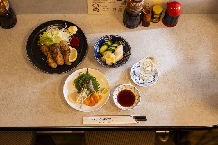 赤貝と貝類盛合わせ540円、自家製ぬか漬け360円、カキバター焼き620円など、量も味付けもいい塩梅。