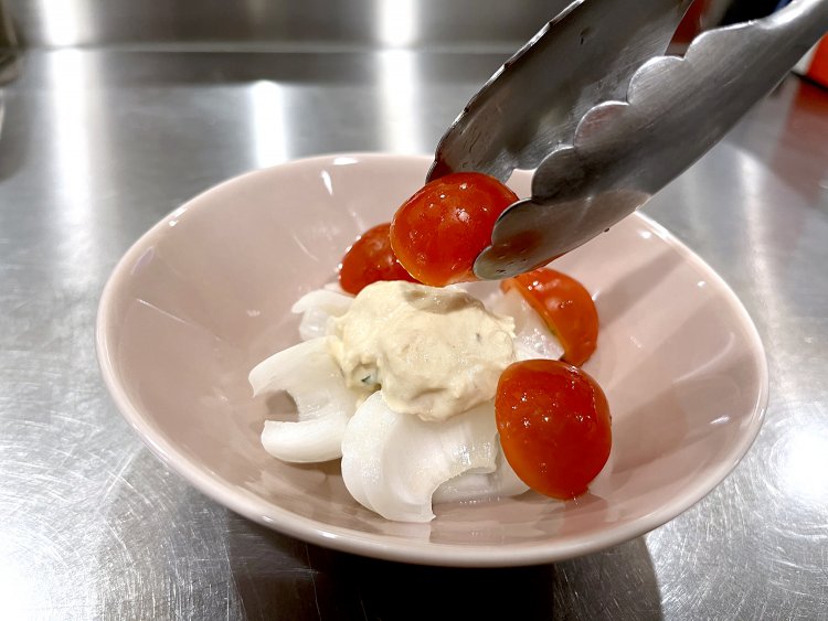 ひとつ目のデリ・ミニトマトと新玉ねぎのツナサラダ。玉ねぎを焼いて甘みを引き出している。