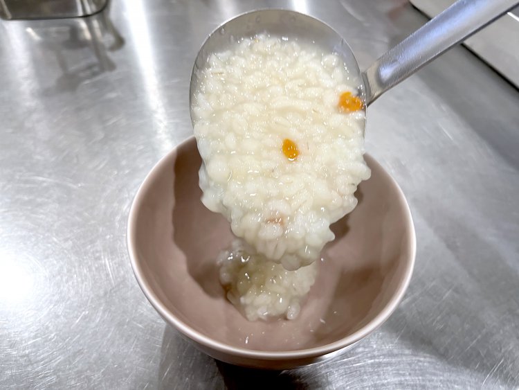 朝粥は白米5：もち麦5の割合で配合し、毎日店で炊いている。味付けには和風調味料などが使われている。