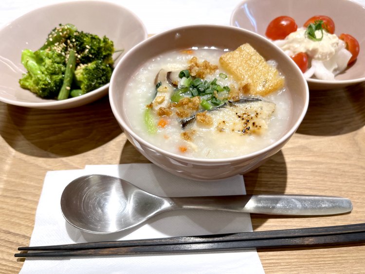 もち麦入朝粥ミニのデリセット540円にデリ200円を1品追加で合計740円。