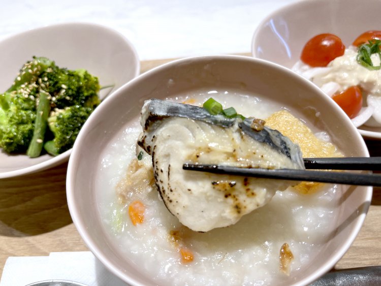 朝粥にはミニサイズの魚の切り身が入っている。この日の魚は焼いたサワラ。