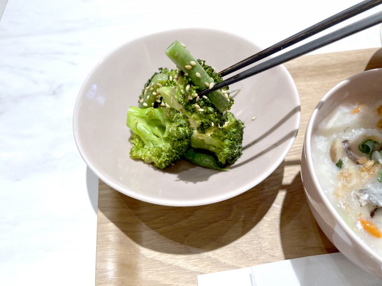 注文した2つ目のデリはブロッコリーとインゲンのハーブマリネ。手作りのハーブドレッシングが決め手だ。