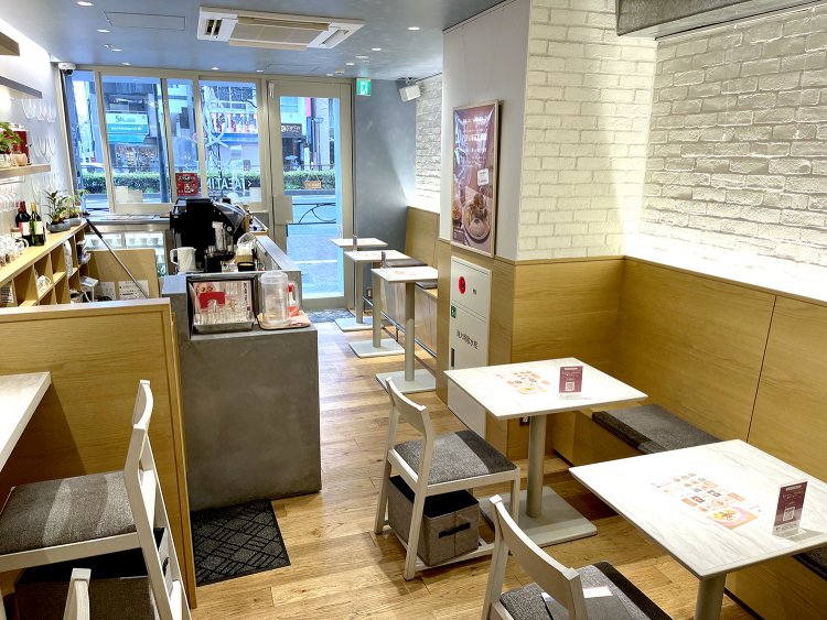 天井はアイスブルー、白いレンガの壁にグレーが差し色になったおしゃれな店内。