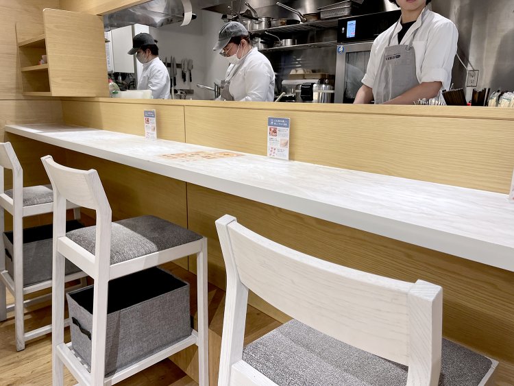 カウンターのイスには荷物が置けるBOXがあり荷物が多いときも安心。