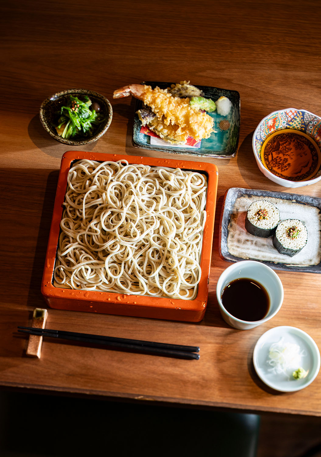 週末限定ランチ2000円は、小鉢、そば寿司、天ぷら、デザート付き。