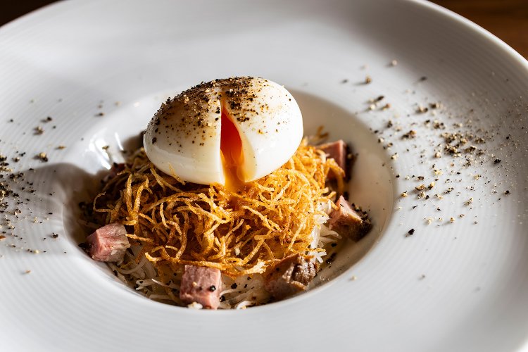 生ポテトサラダ880円。千切りにしたジャガイモのシャキシャキ食感がクセになる。