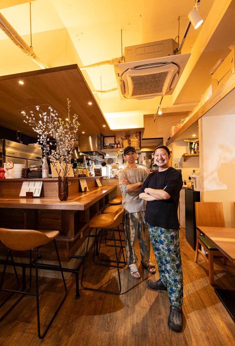 店主の山下信太郎さん（右）は老舗そば屋『築地さらしなの里』の出身。魚屋、割烹居酒屋でも腕を磨き、それがつまみに生かされている。「日本酒などお酒のセレクトにも自信があります！」。