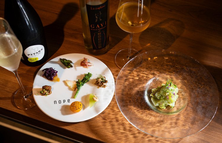 スパイス×前菜盛り合わせ980円。福島の鮃 CHINESEカルパッチョ1280円。