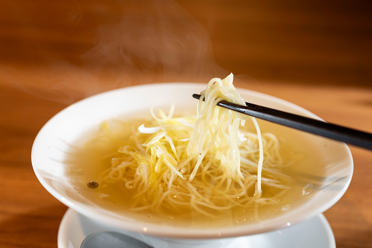 つゆそば 実山椒と香港麺980円。すっきりしたスープと爽やかな香りが、締めにおすすめ。