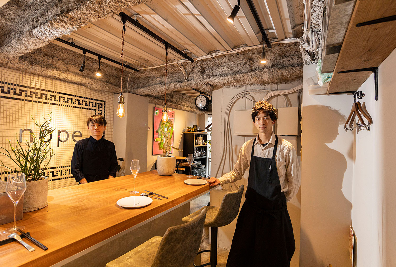 オープンキッチンになっていて、高木さん（右）が腕を振るう姿を見ることができる。「スパイスと食材が織りなす世界をお楽しみください」。