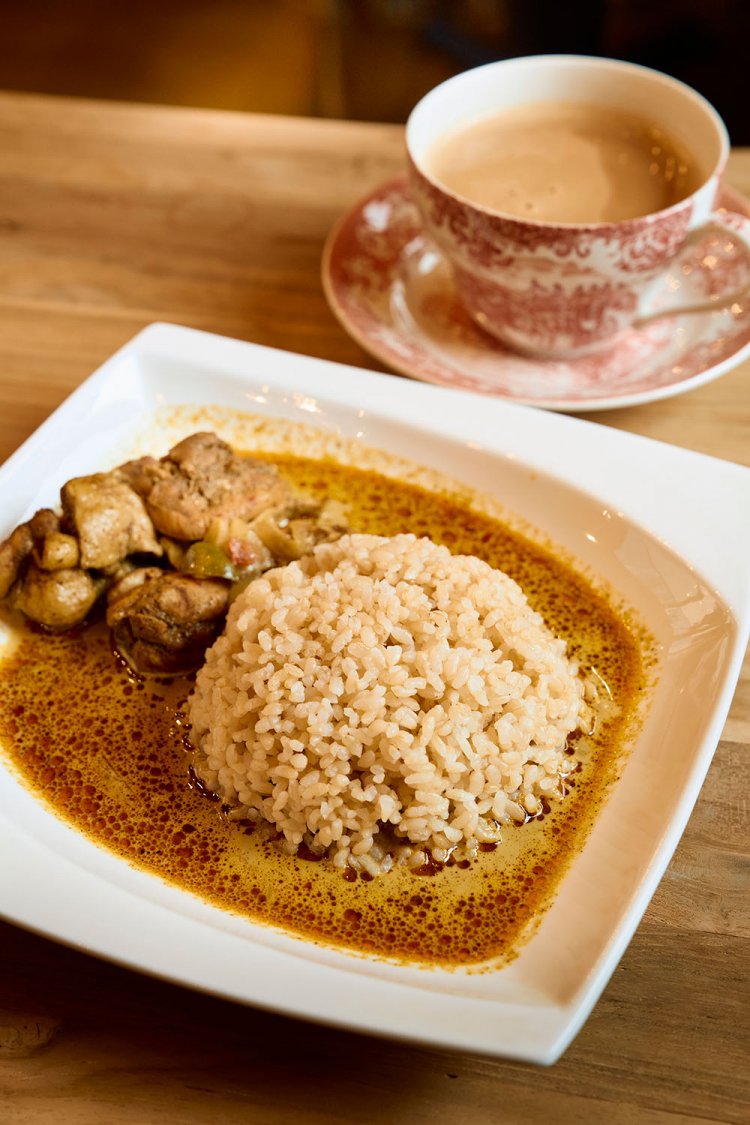 スリランカチキンカレーとセイロンミルクティーのセット1410円。