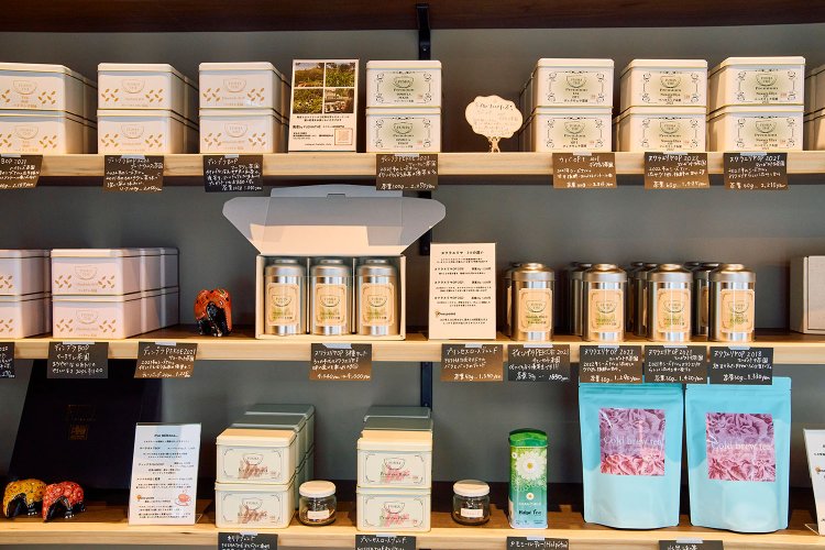 1階は茶葉がずらり。