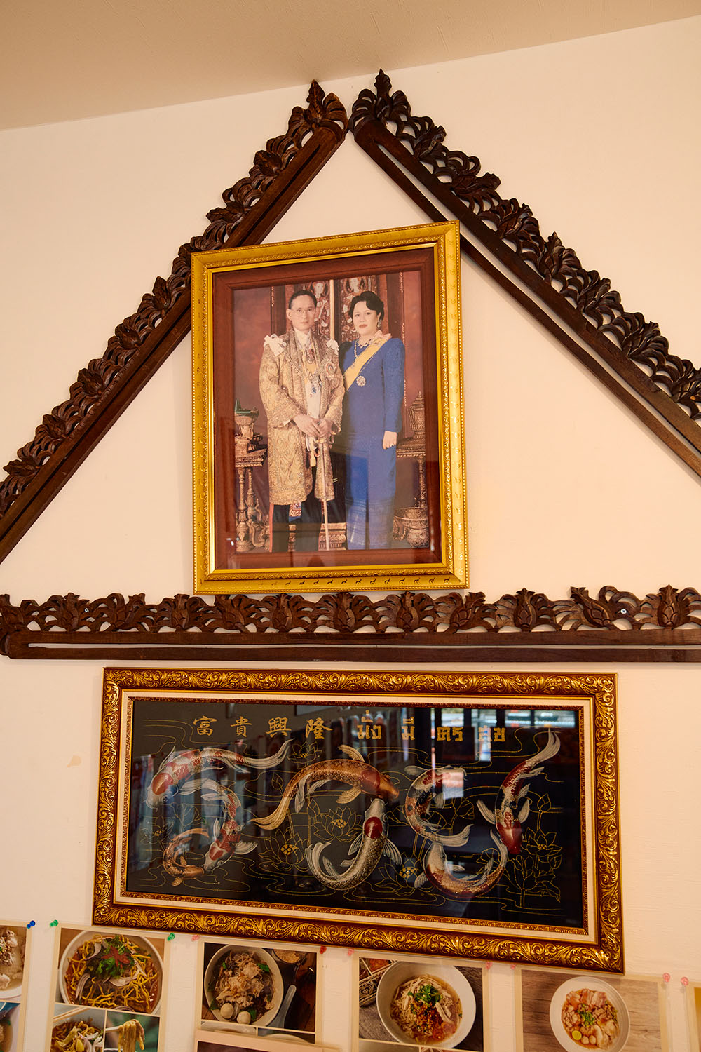 タイで愛されるラーマ9世夫妻の写真。
