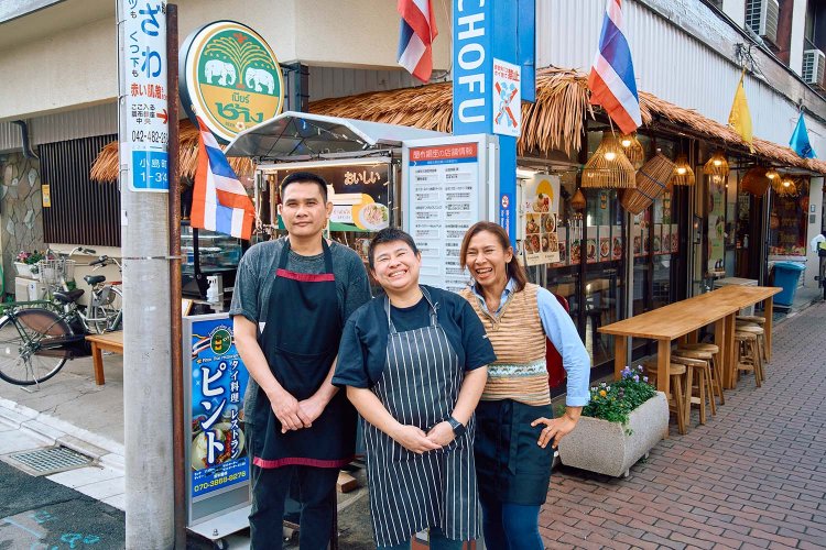 右からオラヤさん、料理人のインタラチャイさんとマリワンさん。