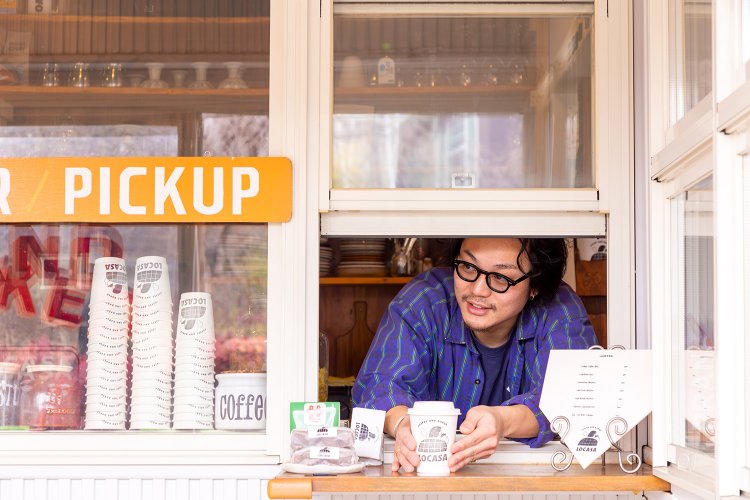 テイクアウト用小窓があるテラス席は秘密基地っぽい。