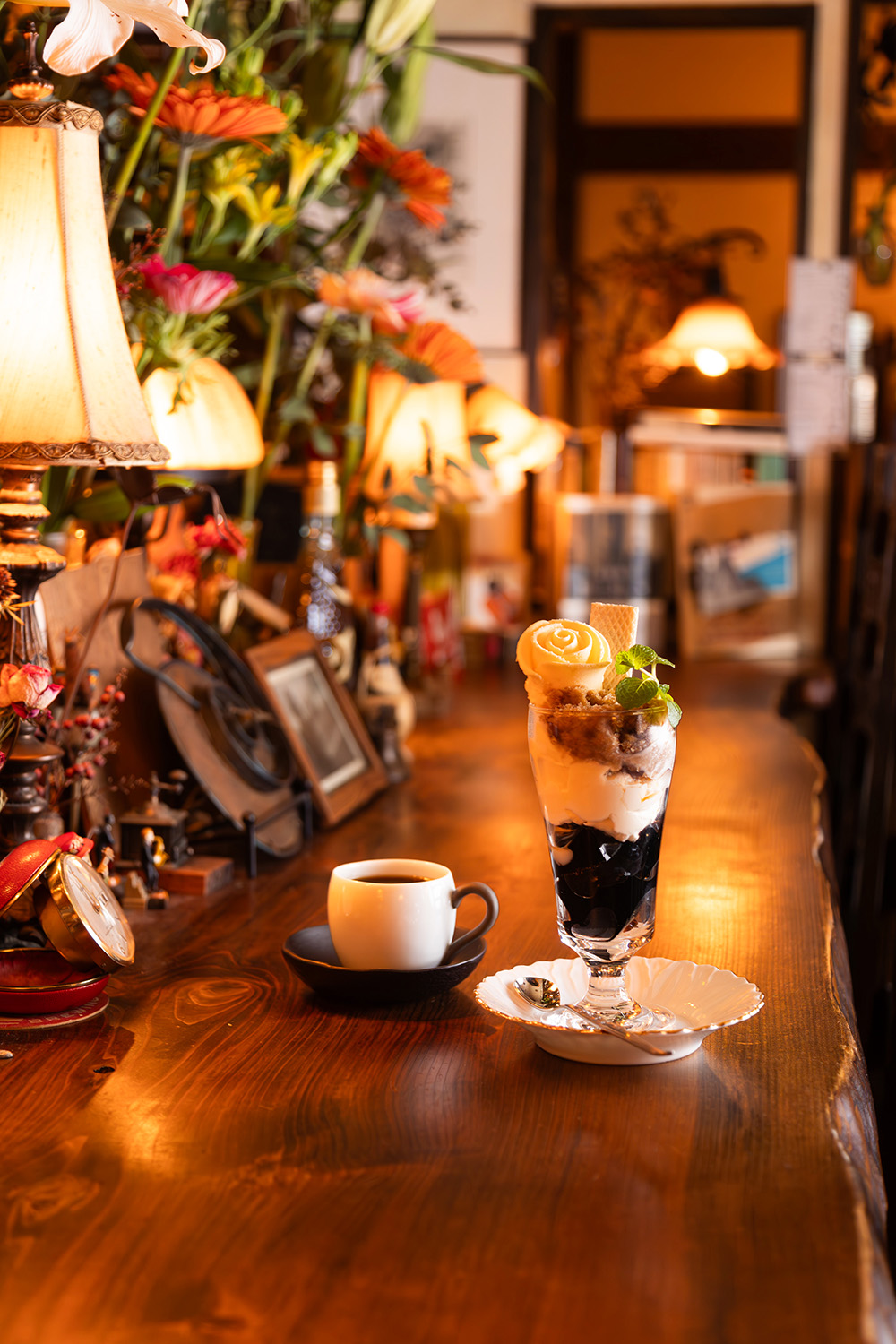 バラアイスが優美な珈琲パフェ850円。ドリンクセットで1300円。エイジングコーヒーのネルドリップと一緒に。季節のパフェも人気。
