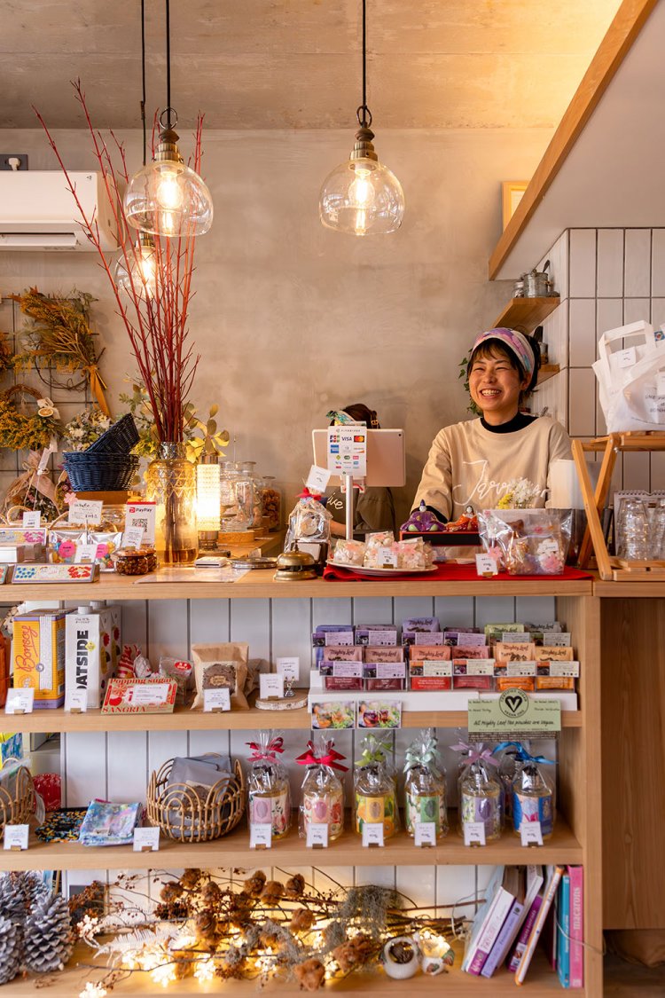 企画・販売を担当する神山さん。