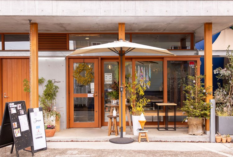 坂下の店。青い壁が印象的なテラス席を併設し、犬連れにも人気。