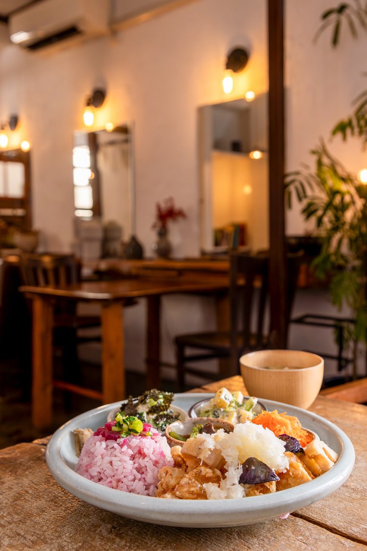 今日のお惣菜プレート950円はドリンクセットなら1300円。