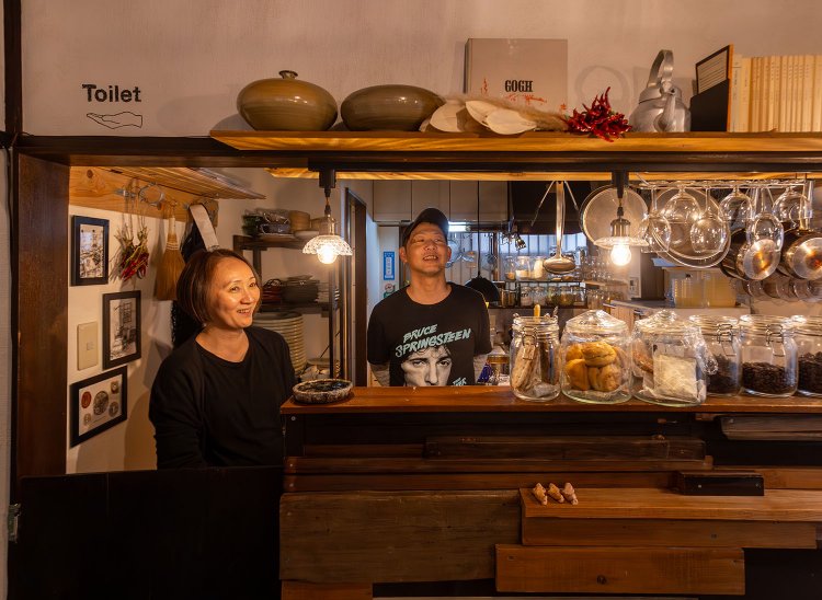 伸矢さんは元魚屋で包丁さばきが見事。レシピを考える妻の新子さんはデザイナーで、2階に個性的な服も並ぶ。