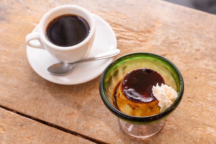 ほろ苦カラメルが効いたプリン400円、ブレンド500円。