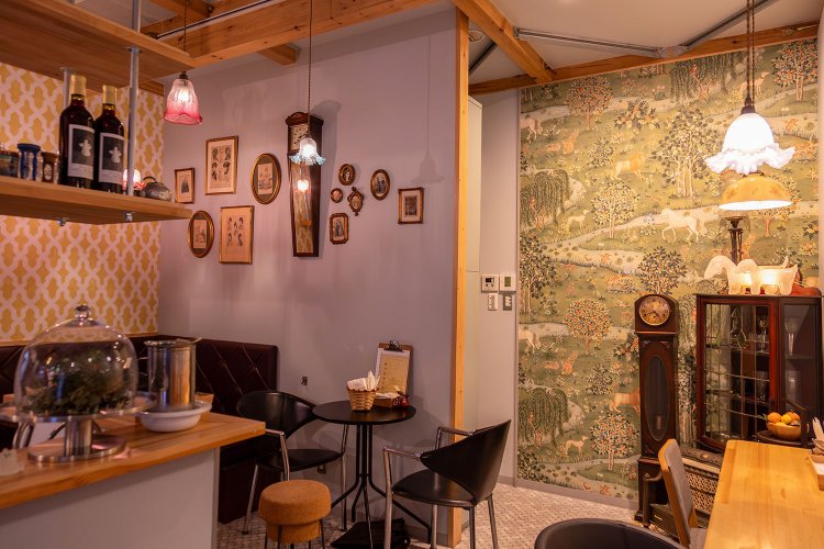 L字の先にソファ席が隠れる。