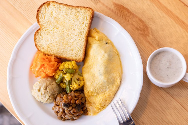 デリ・プレート1300円は、14時までのランチタイムならミニスープ付き。自家製ブリオッシュも香り豊か。