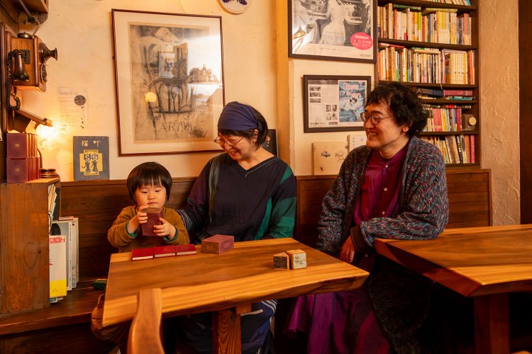 君波さん一家。「分館『喫茶室日々の泡』も仙川にありますよ」。