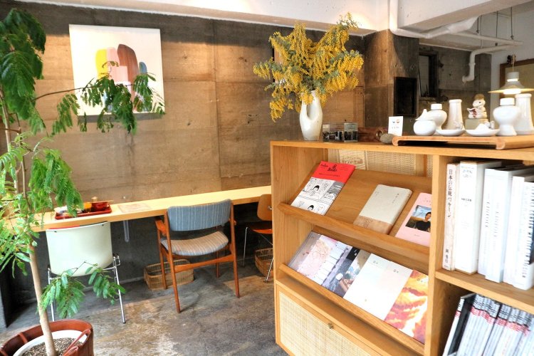 本棚があるので読書を楽しむこともできる。