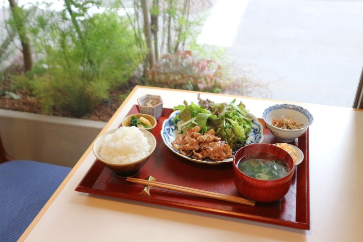 定食の中でも特に人気がある、和豚もち豚味噌炙り焼き定食1280円。